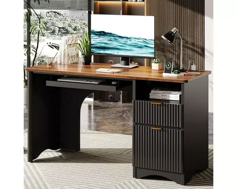 Scrivania 55", quercia nera/marrone/naturale/noce, monoposto, con prese di corrente, vassoio estraibile per tastiera e cassetti contenitori