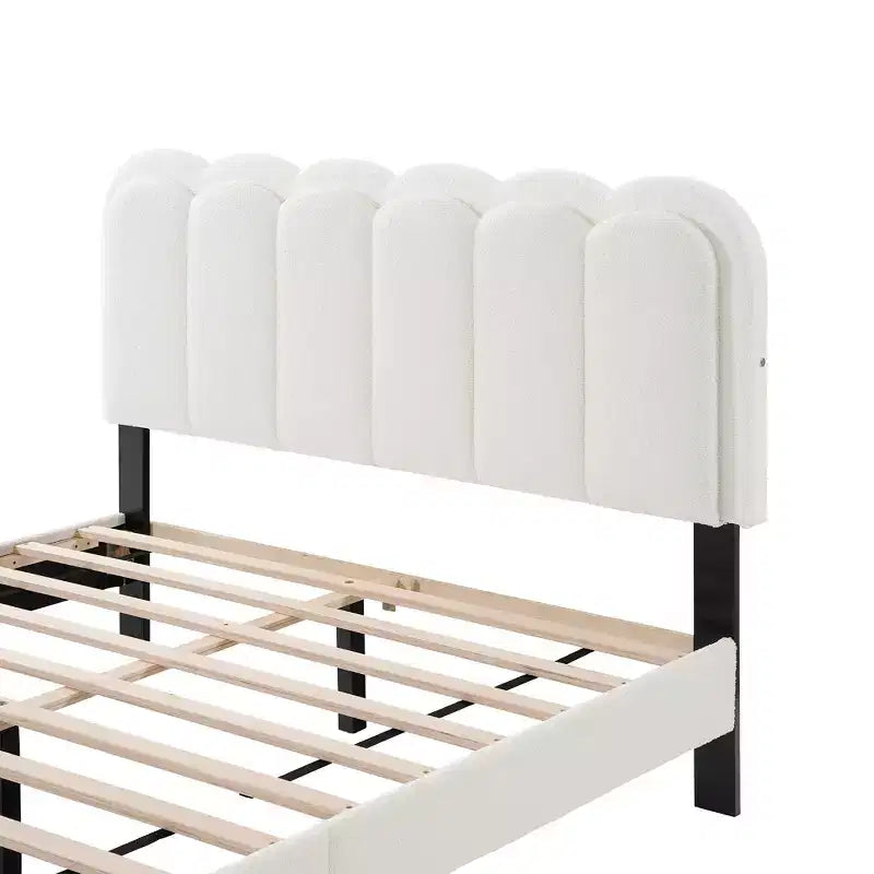 Letto a piattaforma imbottito in bouclé bianco – Testiera Petalo, Matrimoniale/Queen, 2 persone