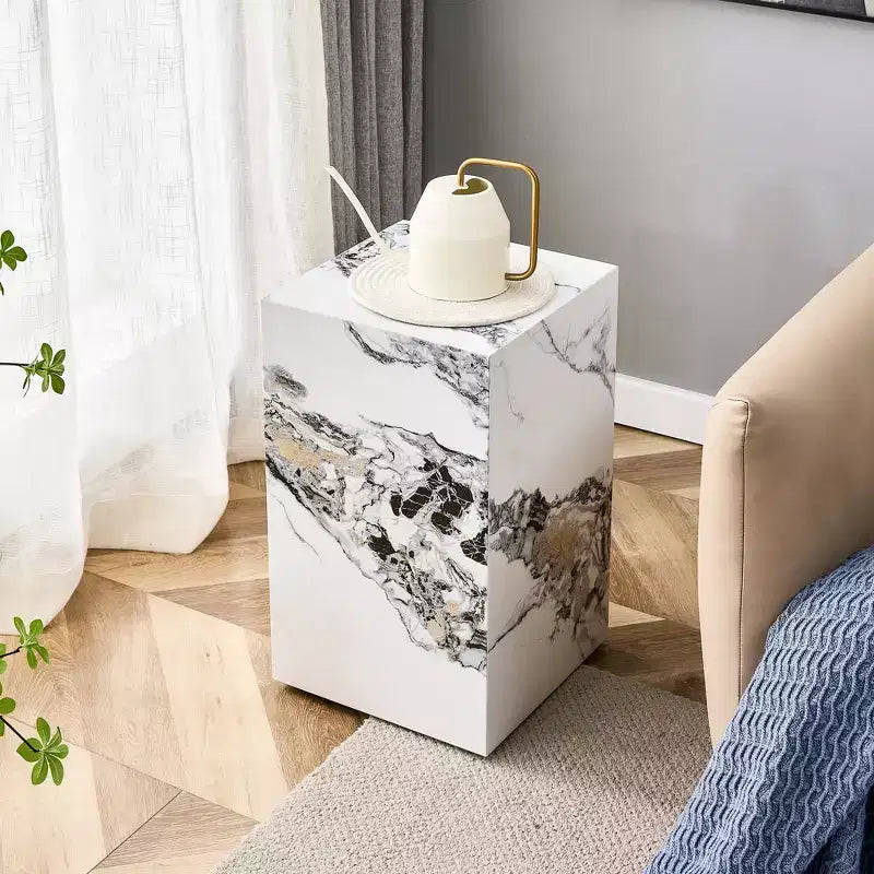 Tavolino d'appoggio in MDF effetto marmo bianco, base a piedistallo, montaggio da 1 persona