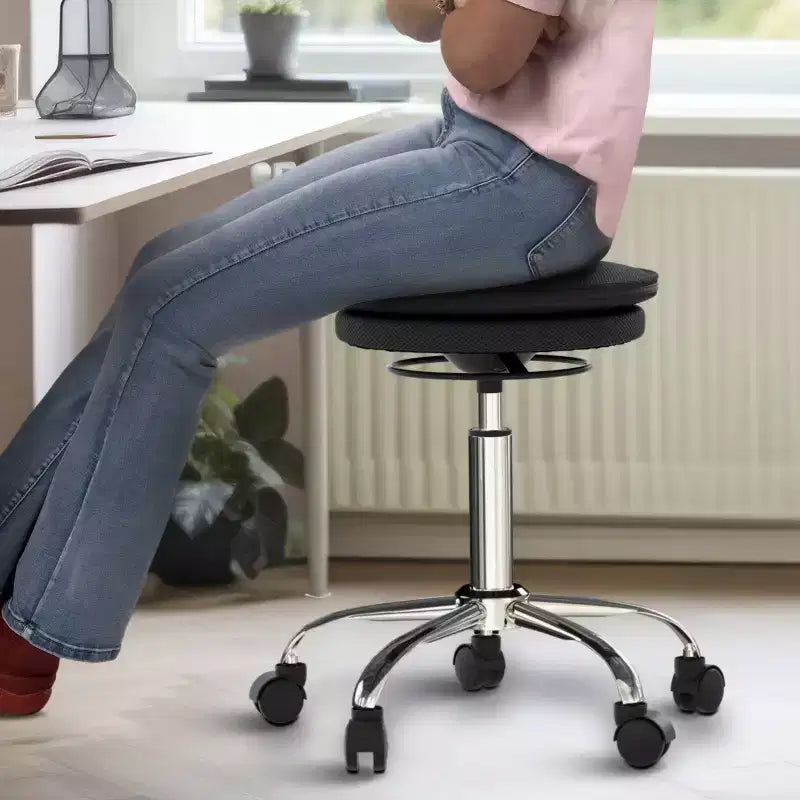 Sgabello nero regolabile con ruote per l'equilibrio – 1 persona